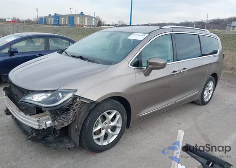 2017 Chrysler Pacifica Touring-L Plus z USA, uszkodzony, nr VIN 2C4RC1EG8HR585020